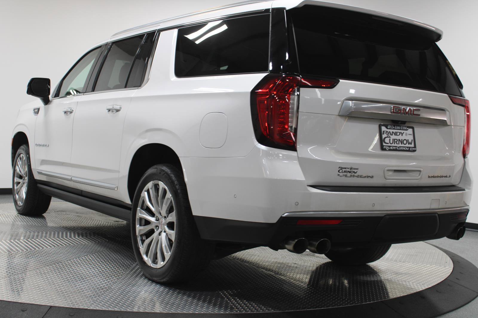 Used 2024 GMC Yukon XL Denali w/ Advanced Technology Package image 9