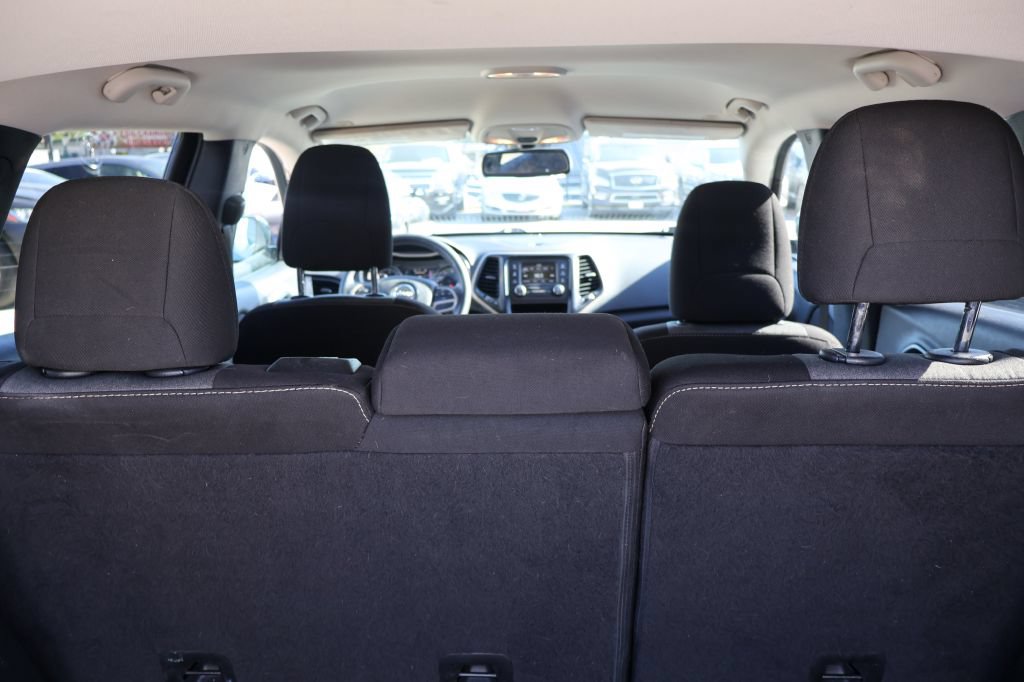 Used 2018 Jeep Cherokee Latitude FWD image 14