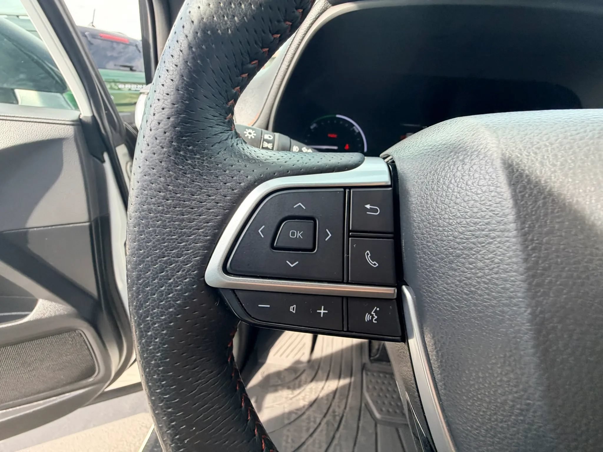 Used 2023 Toyota Sienna XSE w/ XSE Plus Package AWD/4WD image 13