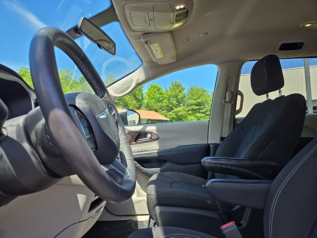 Used 2022 Chrysler Voyager LX FWD image 28