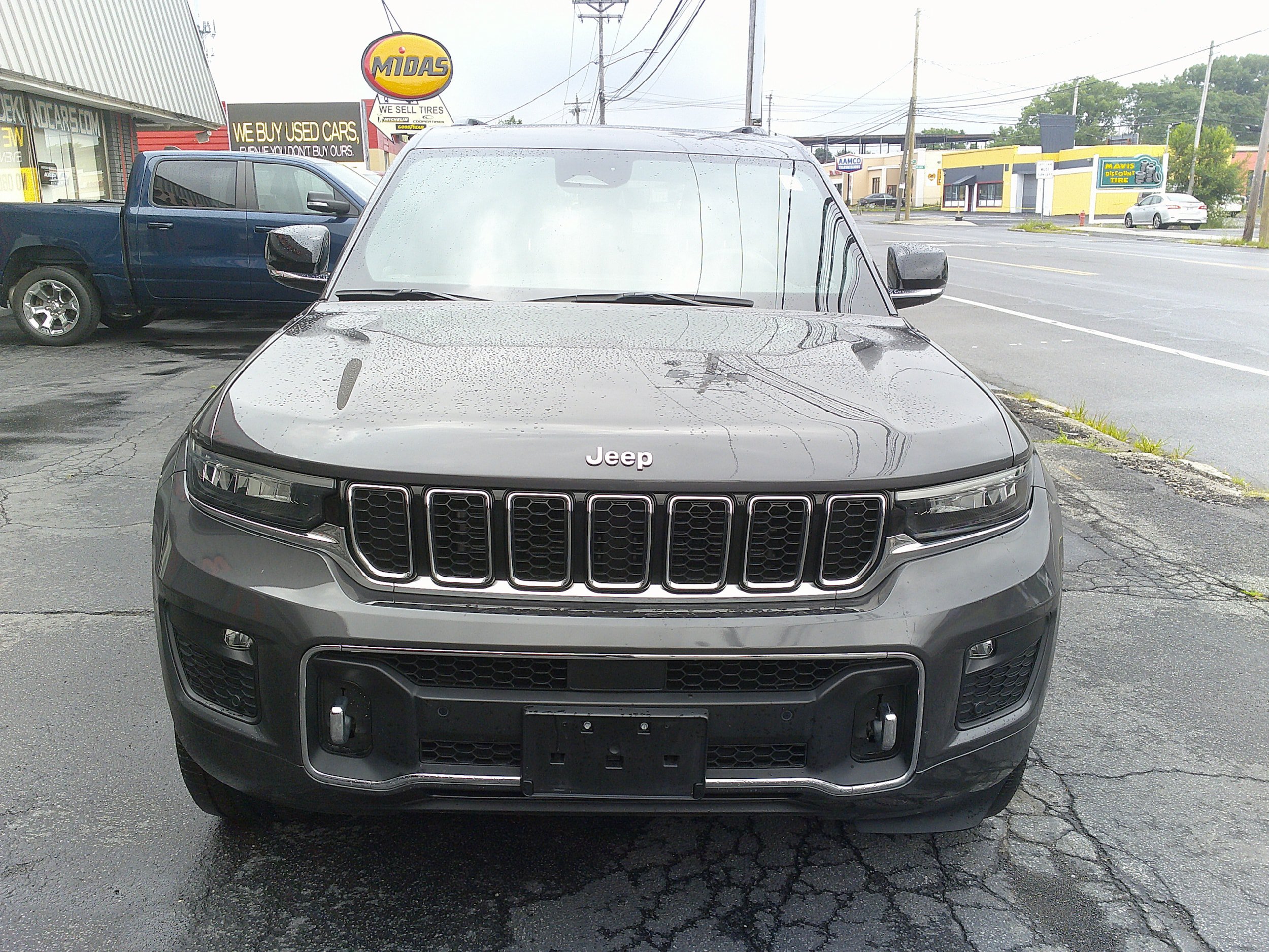 Used 2022 Jeep Grand Cherokee Overland w/ Luxury Tech Group IV AWD/4WD image 9