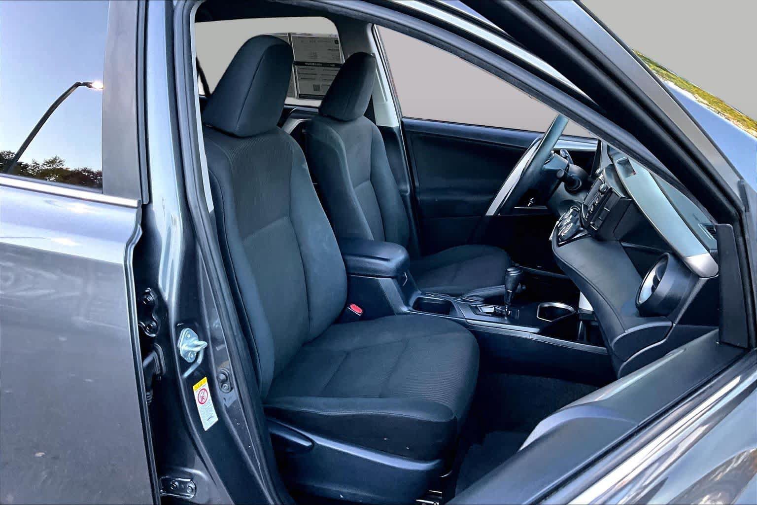 Used 2018 Toyota RAV4 LE w/ Carpet Mat Package AWD/4WD image 8
