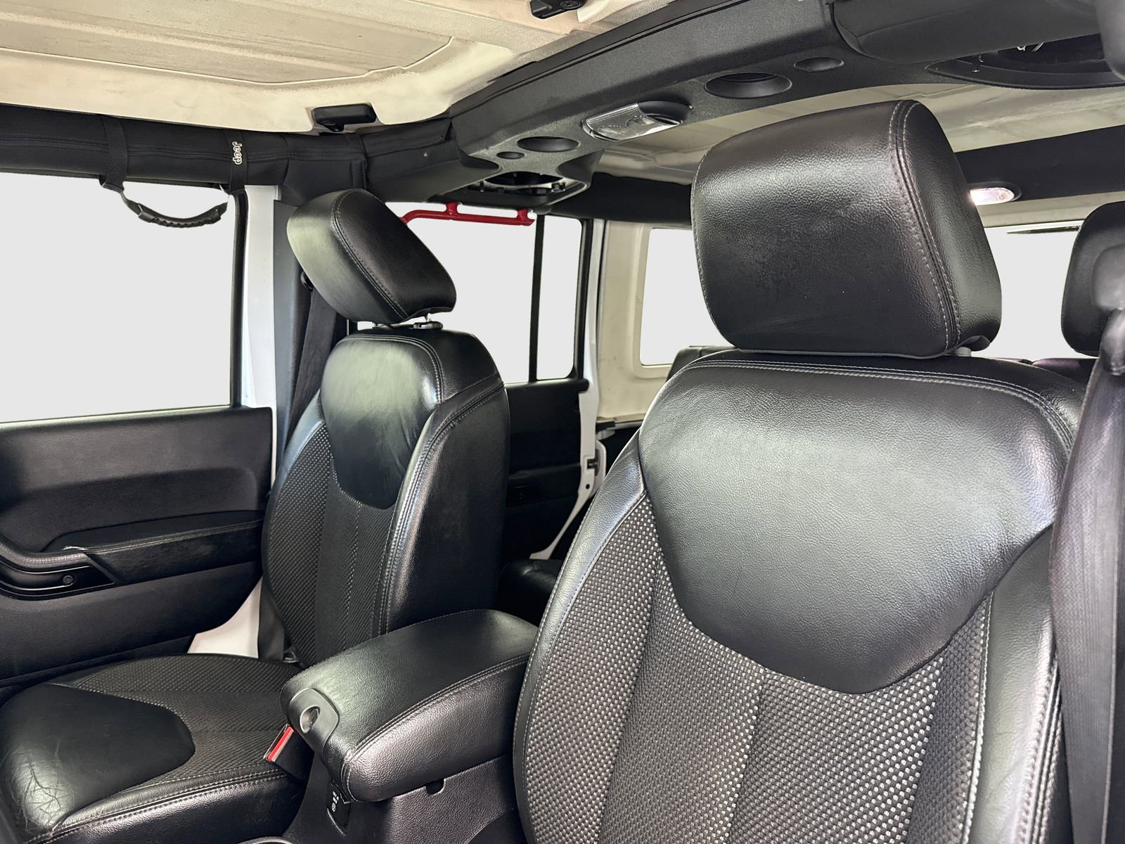 Used 2016 Jeep Wrangler Unlimited Sahara image 15