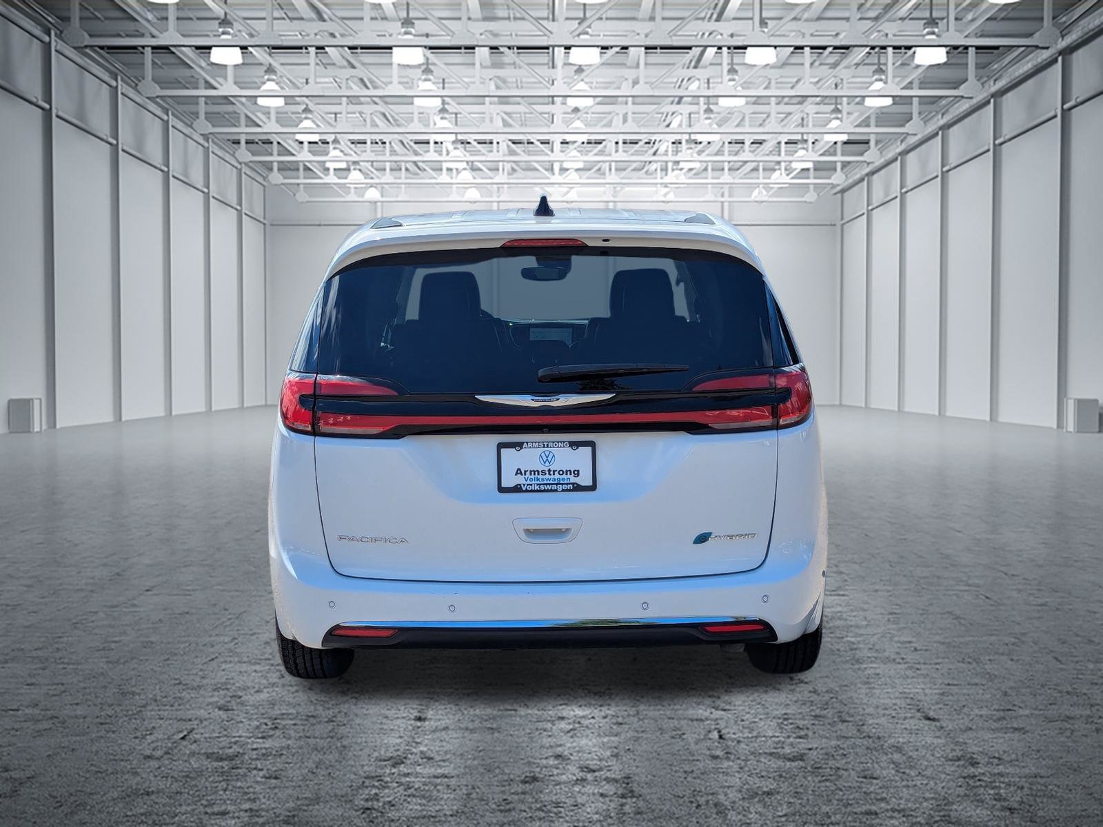 Used 2023 Chrysler Pacifica Touring-L FWD image 4