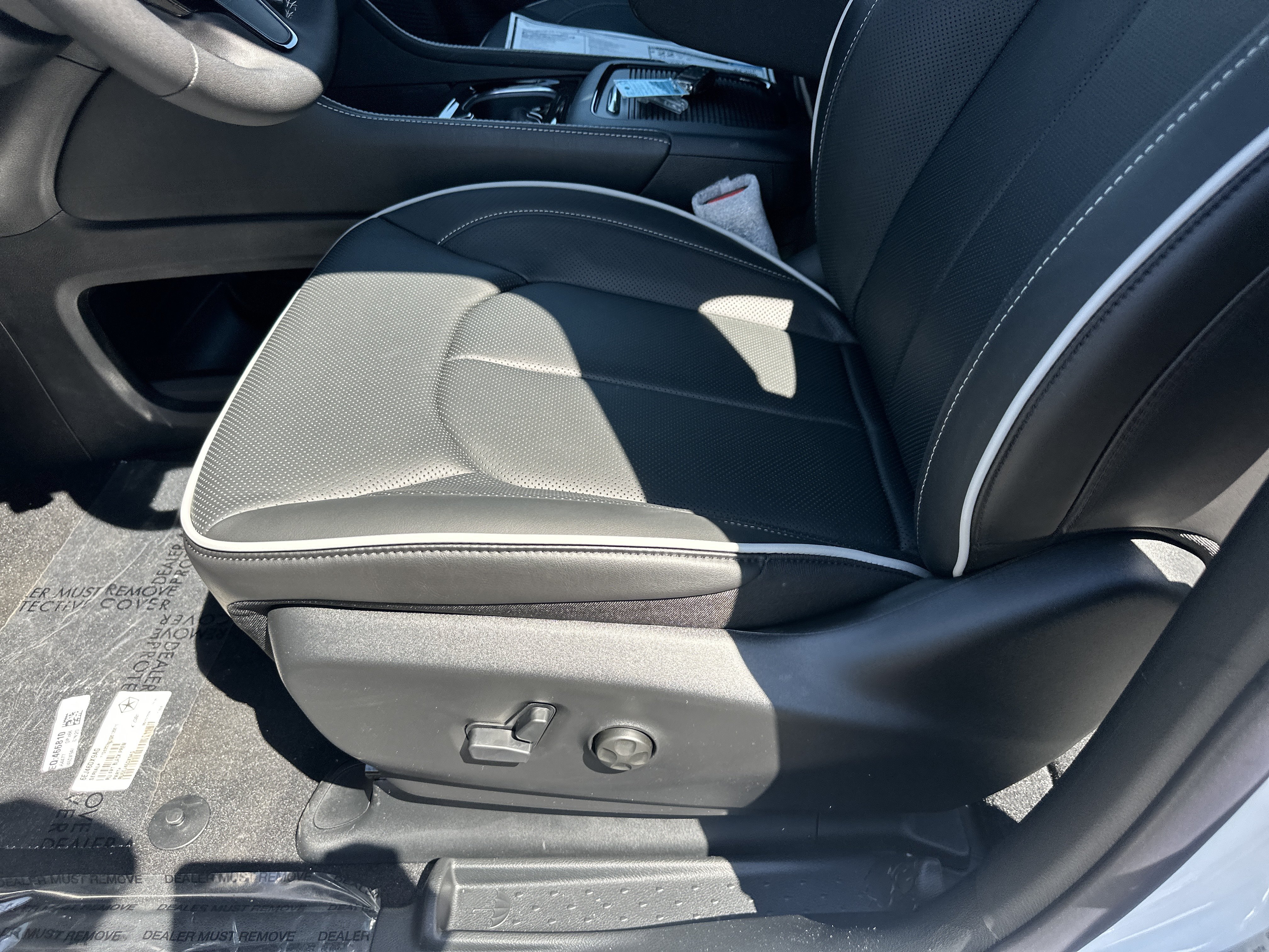 New 2027 Chrysler Pacifica Limited w/ Family Tech Group FWD image 23