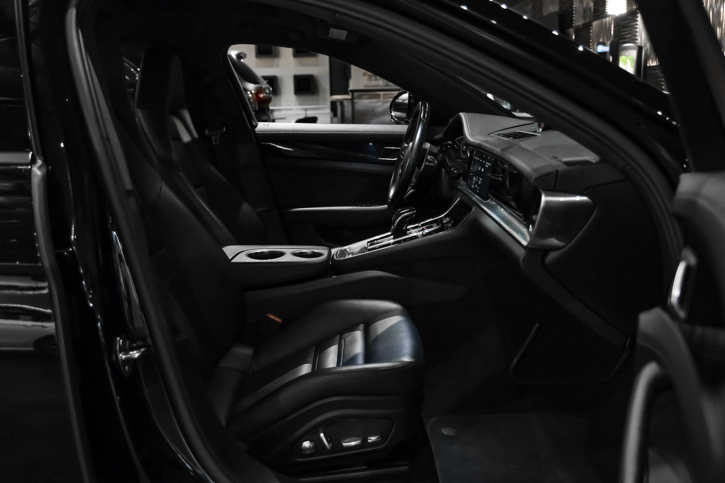 Used 2019 Porsche Panamera 4 AWD/4WD image 32