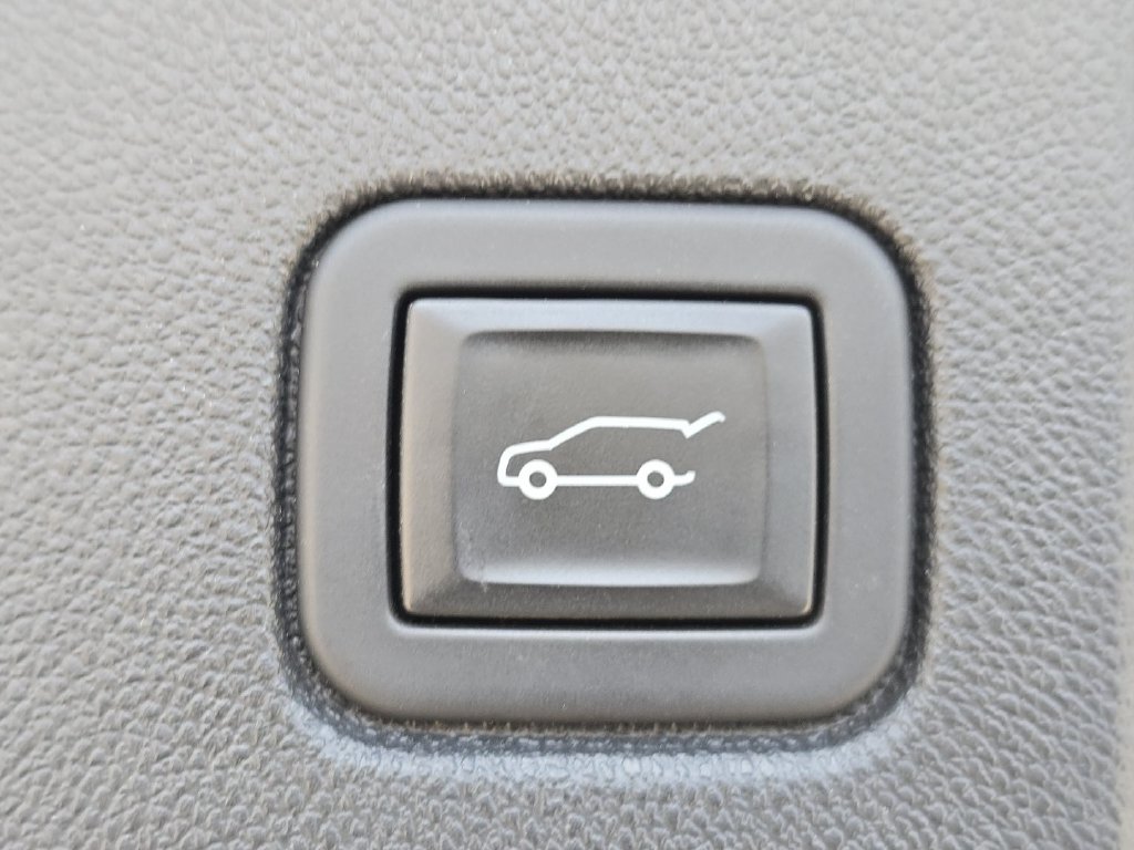 Used 2023 Chevrolet Equinox RS FWD image 16