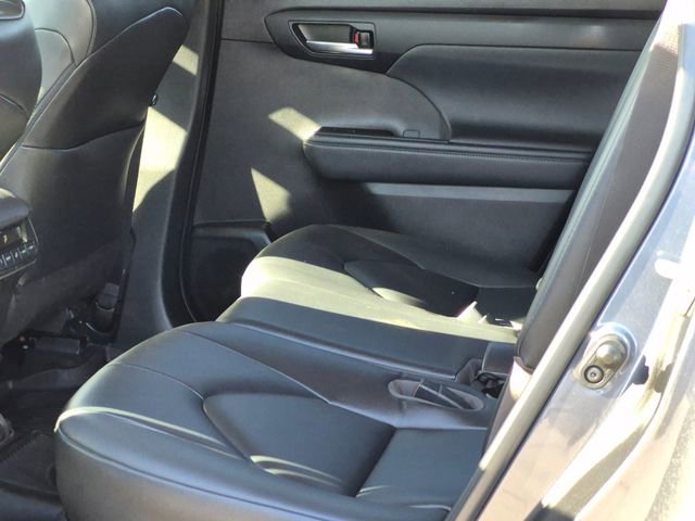 Used 2023 Toyota Highlander XLE image 19