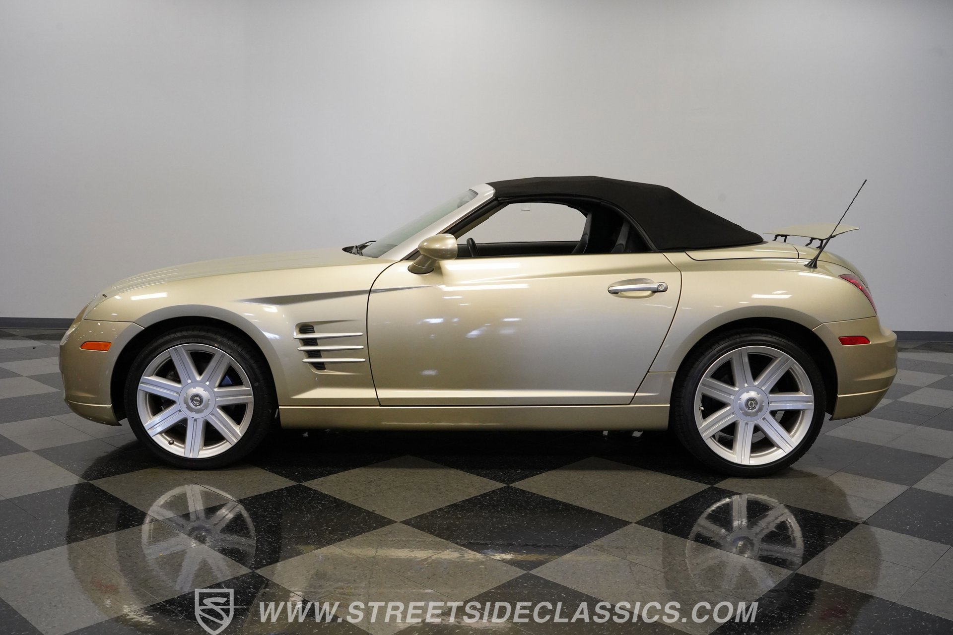 Used 2006 Chrysler Crossfire Limited RWD image 2