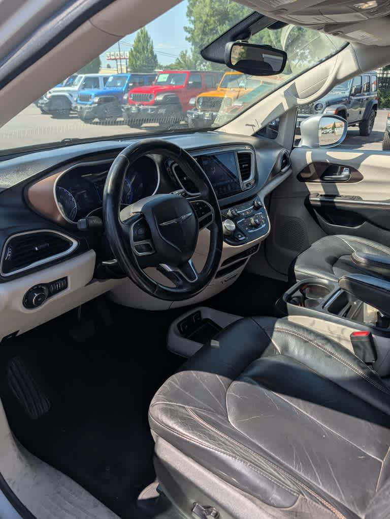 Used 2017 Chrysler Pacifica Touring-L FWD image 13