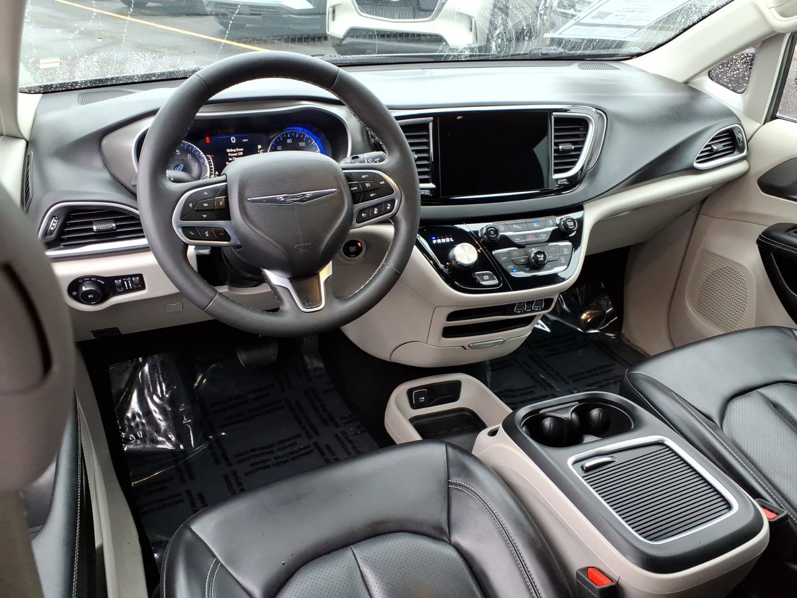 Used 2023 Chrysler Pacifica Touring-L image 5