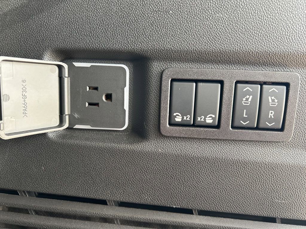 Used 2025 GMC Yukon Denali w/ Denali Reserve Package image 14