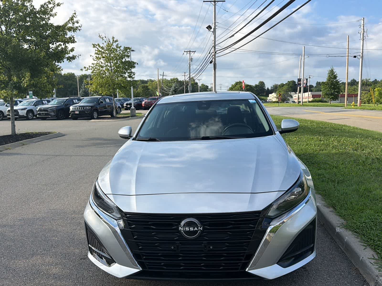 Used 2023 Nissan Altima 2.5 SV w/ SV Premium Package AWD/4WD image 3