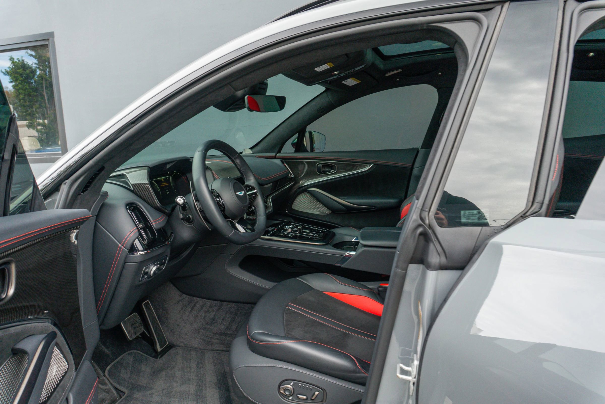 Used 2025 Aston Martin DBX 707 image 49