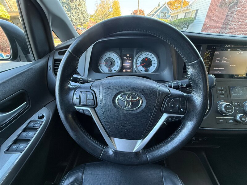 Used 2018 Toyota Sienna SE w/ Carpet Mat Package FWD image 19