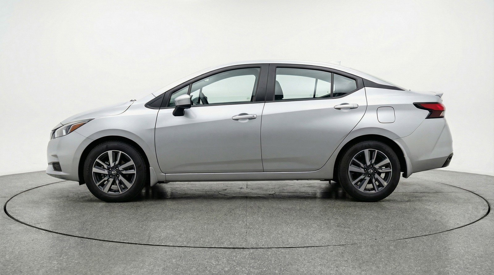 Used 2025 Nissan Versa SV image 5