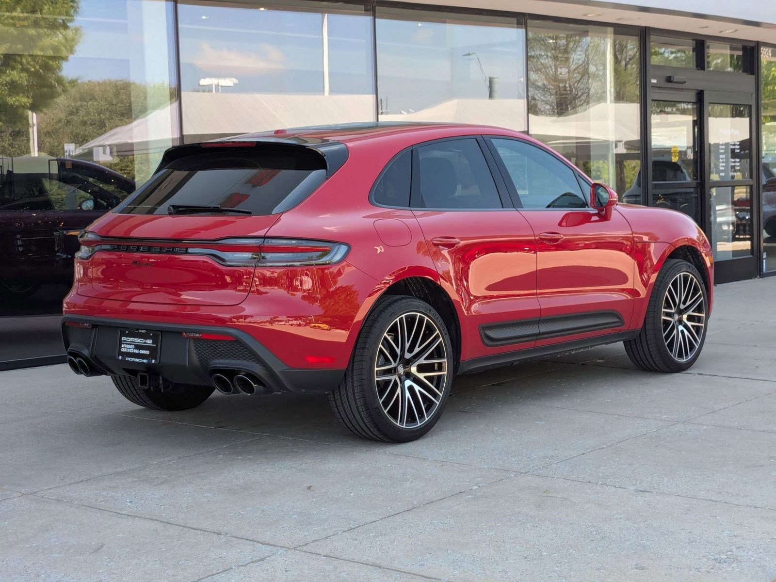 Certified 2025 Porsche Macan image 9