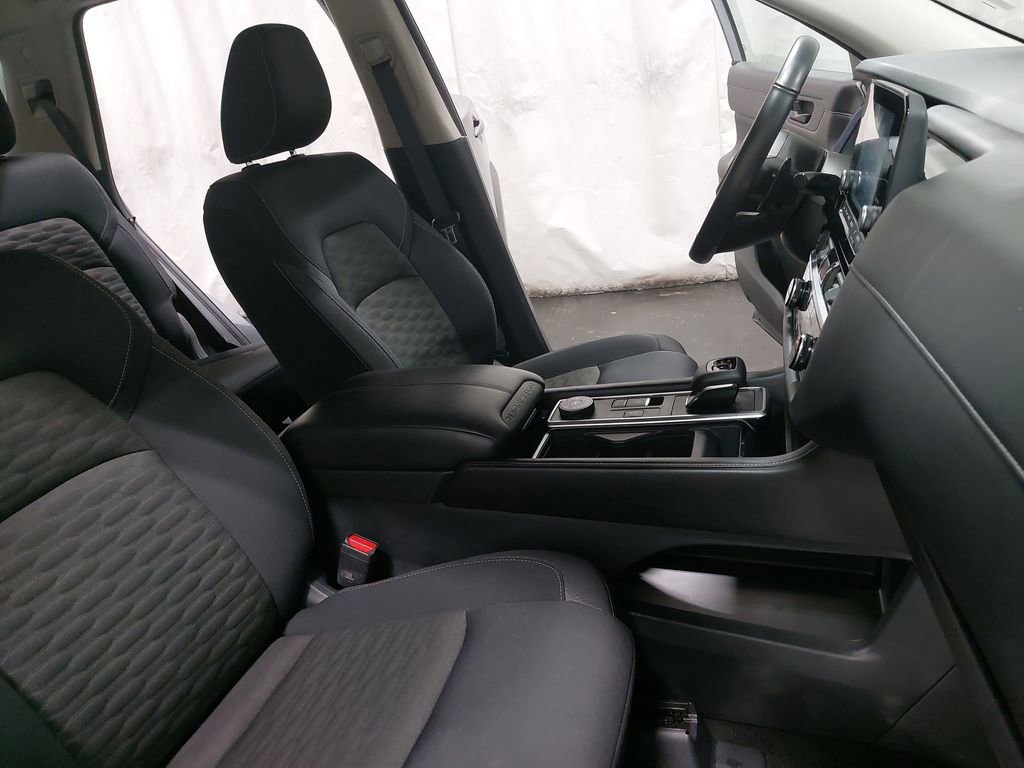 Used 2025 Nissan Pathfinder SV image 10