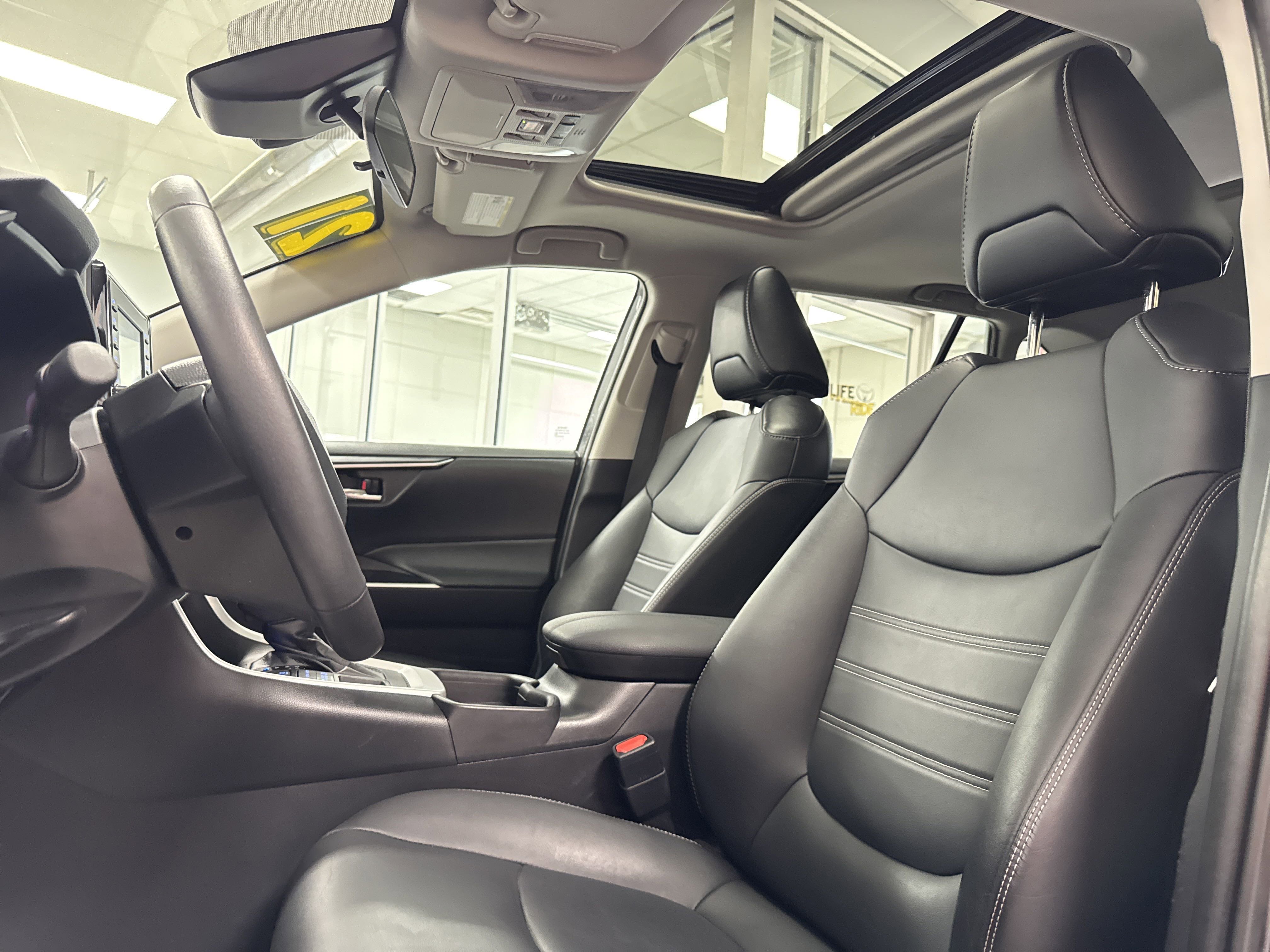 Used 2021 Toyota RAV4 XLE Premium image 25