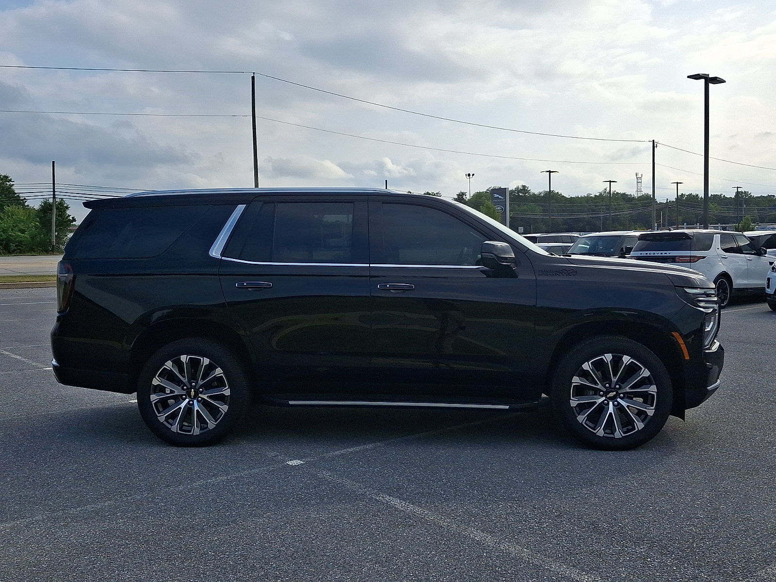 Used 2025 Chevrolet Tahoe High Country AWD/4WD image 6