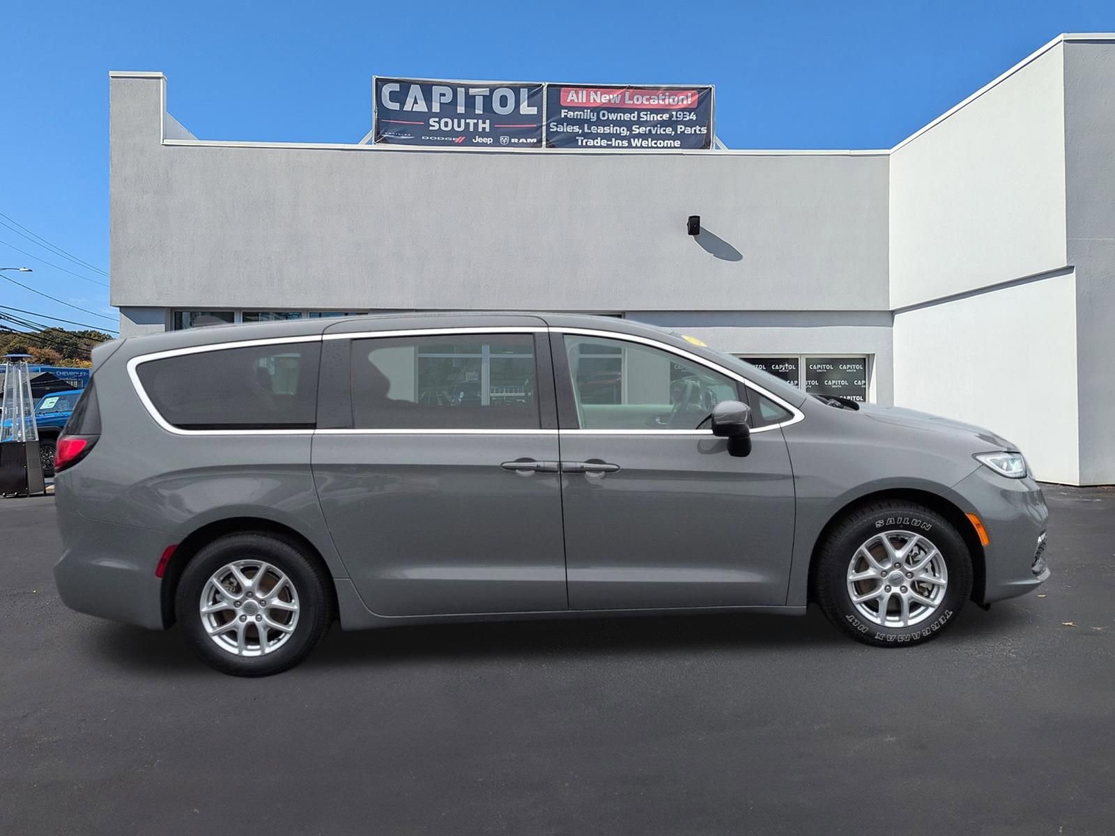 Used 2023 Chrysler Pacifica Touring-L image 2