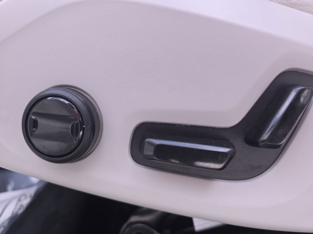 Used 2023 Volvo XC60 B5 Plus w/ Climate Package image 33