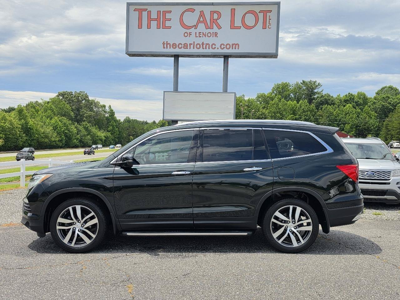 Used 2017 Honda Pilot Touring image 2