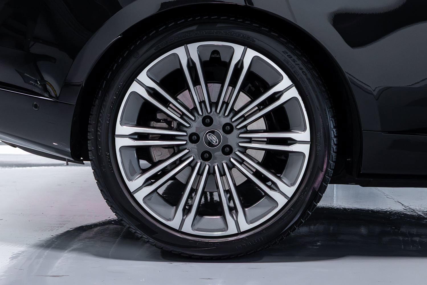 Used 2024 Land Rover Range Rover Long Wheelbase SE image 17