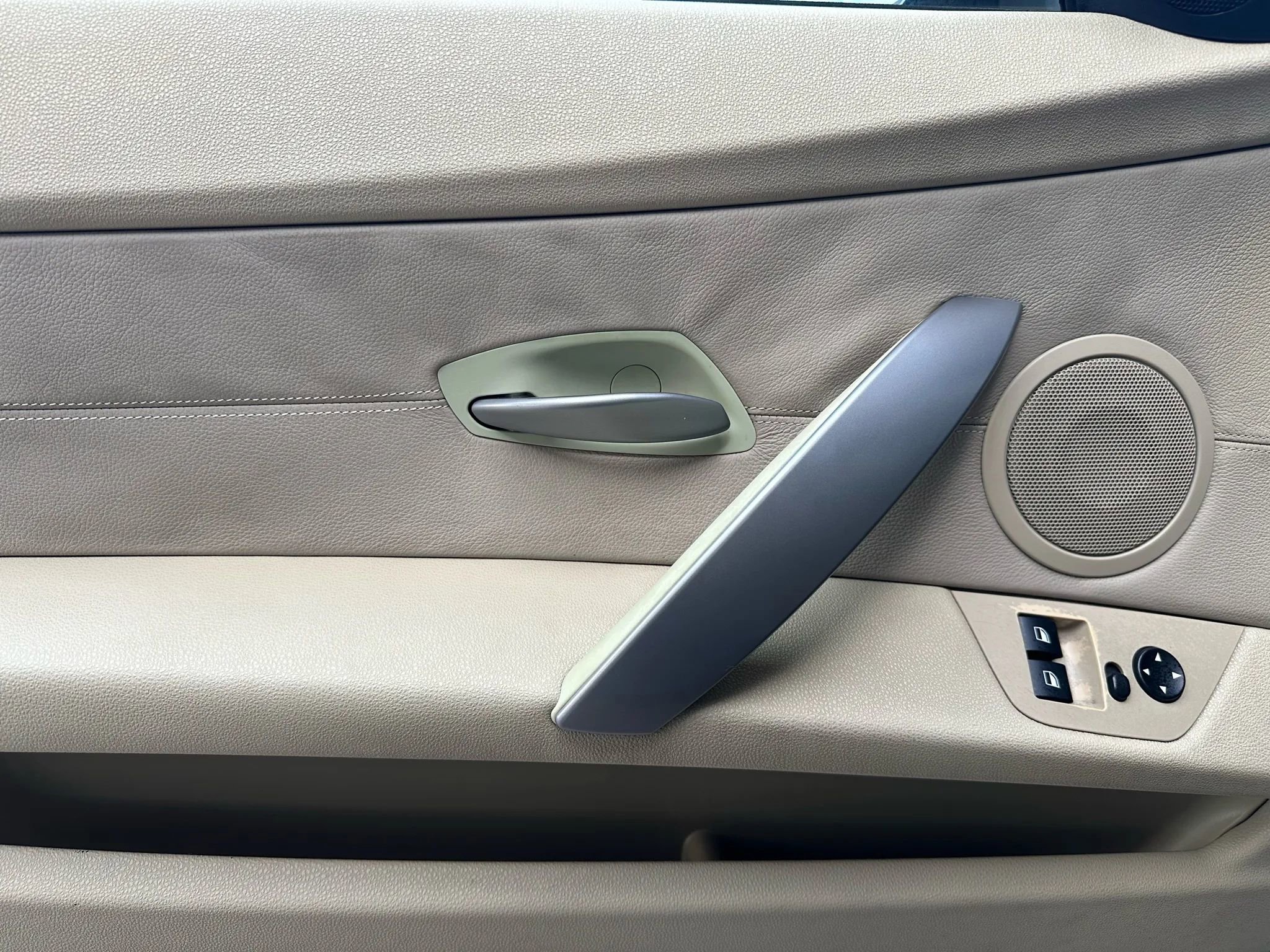 Used 2005 BMW Z4 2.5i image 9