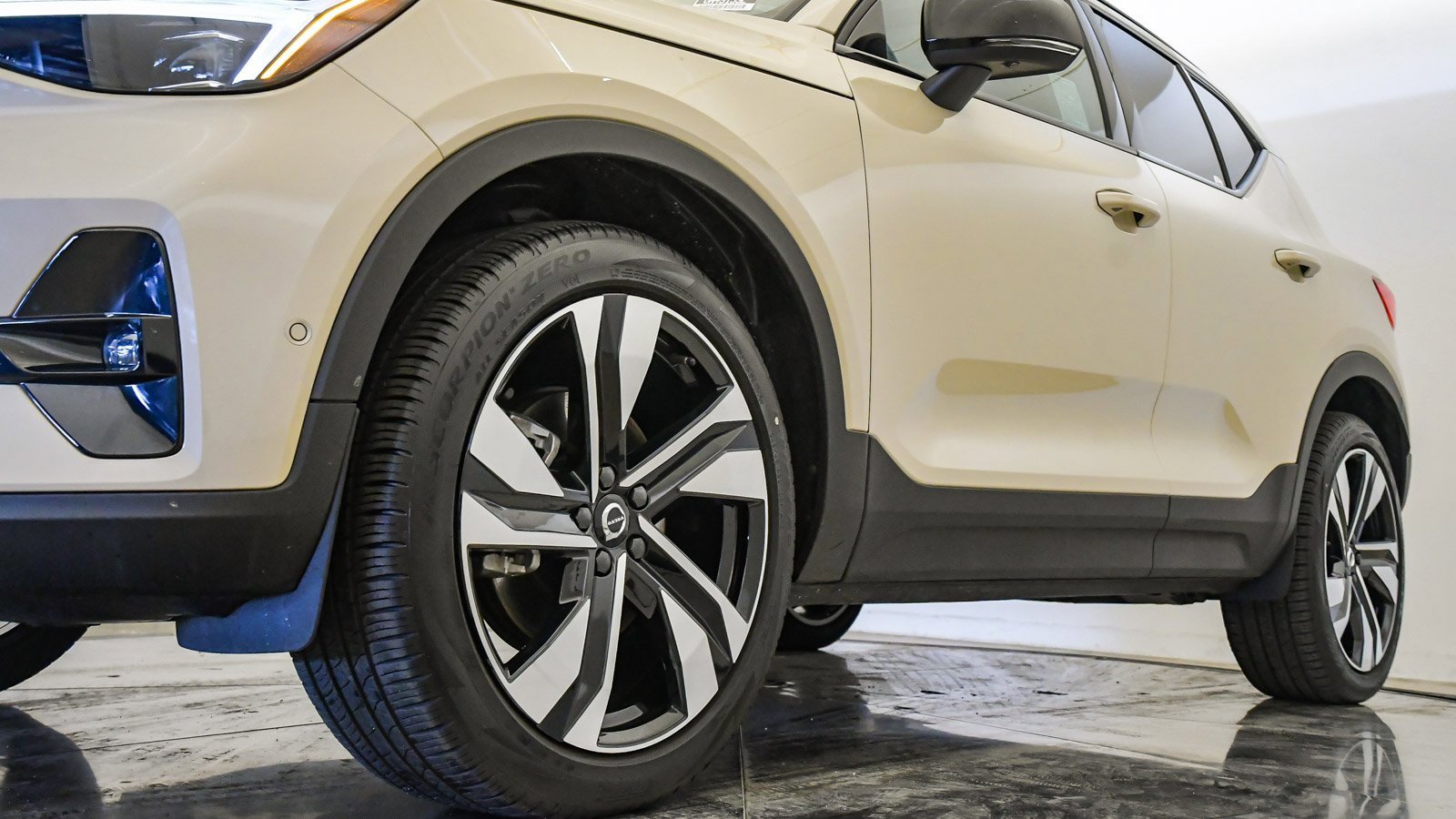 Certified 2025 Volvo XC40 B5 Ultra w/ Climate Package image 9