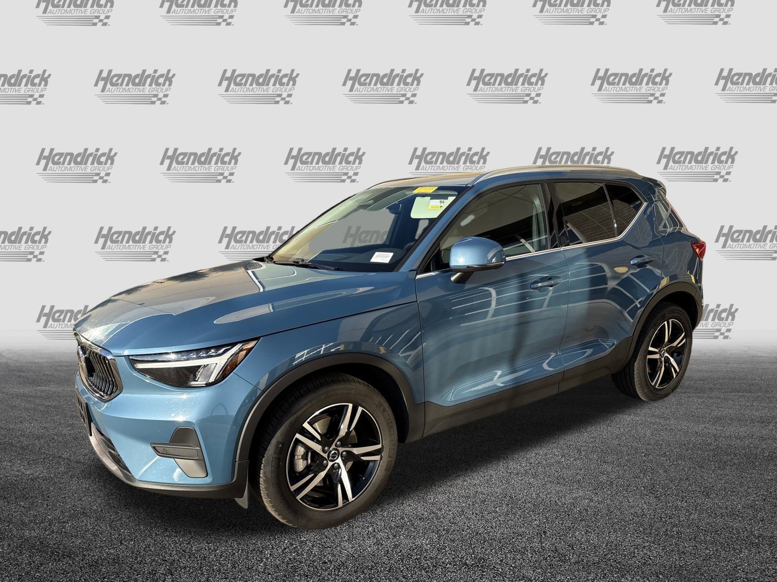 Used 2025 Volvo XC40 B5 Core image 5