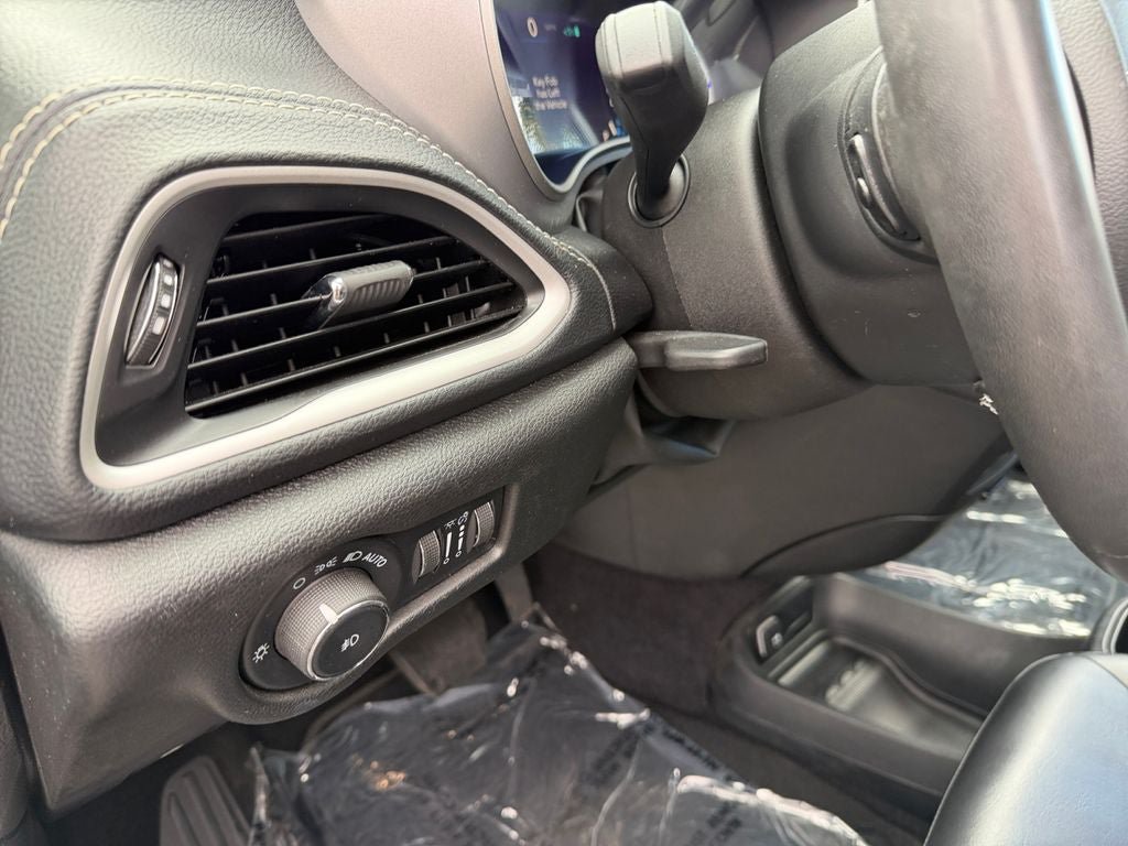 Used 2023 Chrysler Pacifica Touring-L w/ S Appearance Package FWD image 19