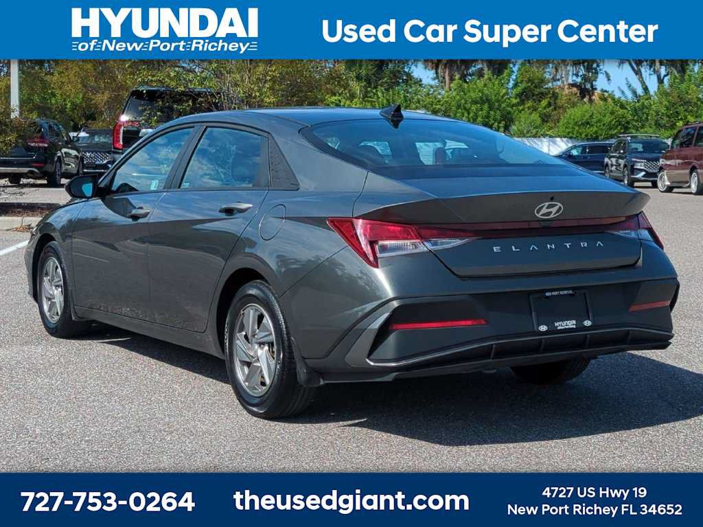 Used 2025 Hyundai Elantra SE FWD image 3
