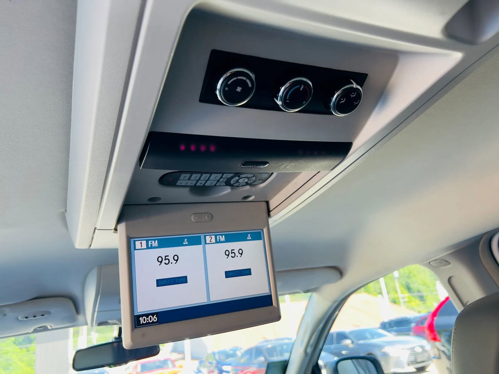 Used 2014 Volkswagen Routan SE FWD image 31