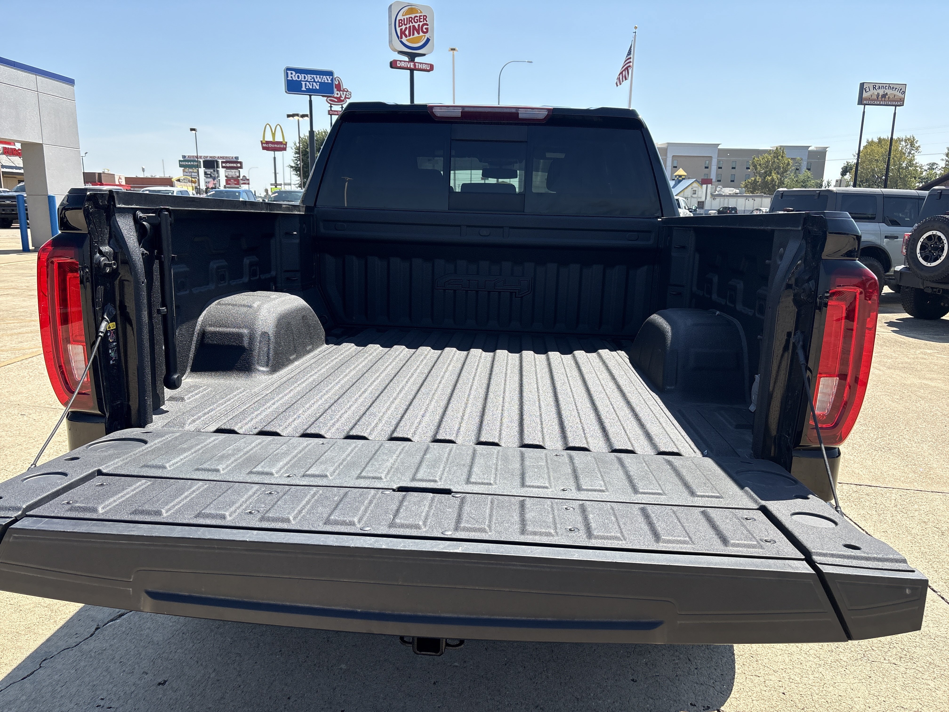 Used 2022 GMC Sierra 1500 AT4 w/ AT4 Premium Package AWD/4WD image 5