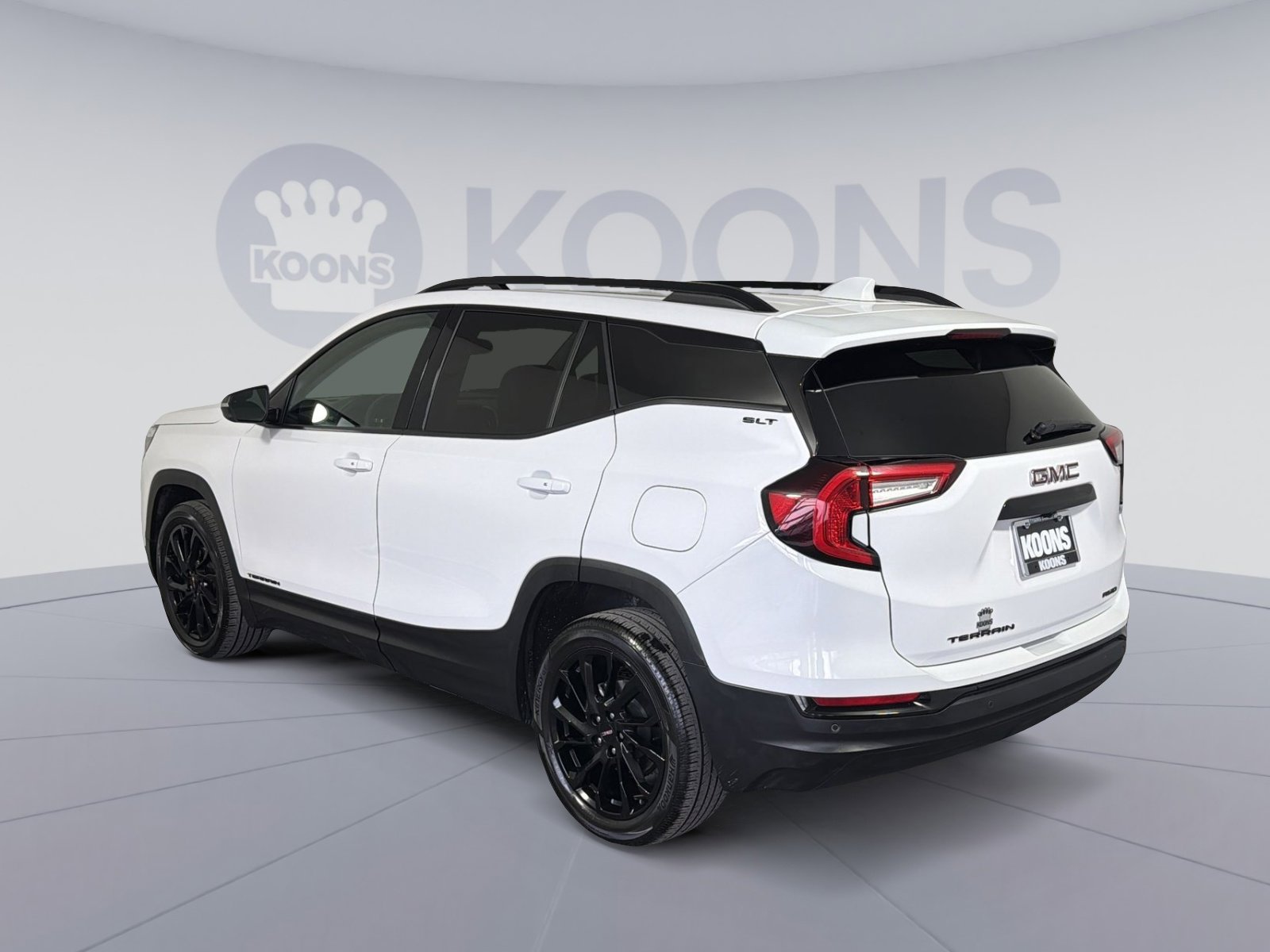 Used 2024 GMC Terrain SLT w/ Elevation Edition image 4