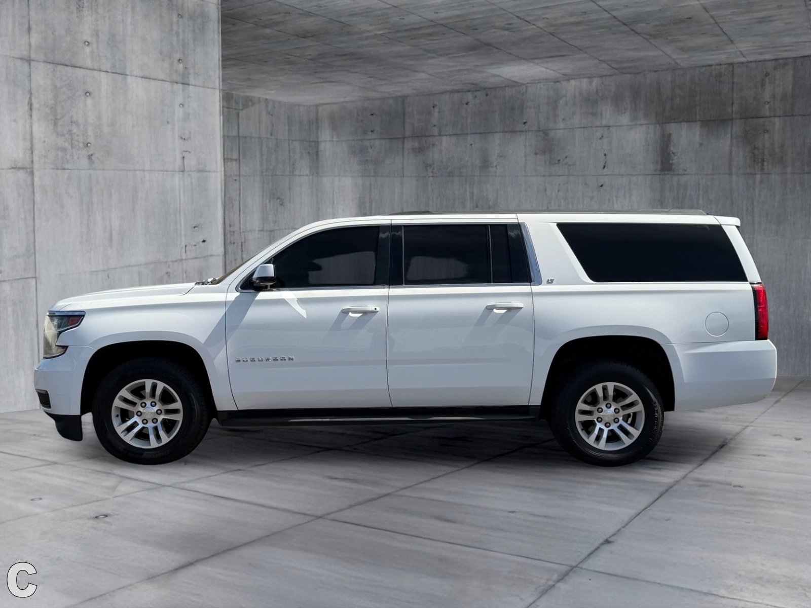 Used 2015 Chevrolet Suburban LT RWD image 3