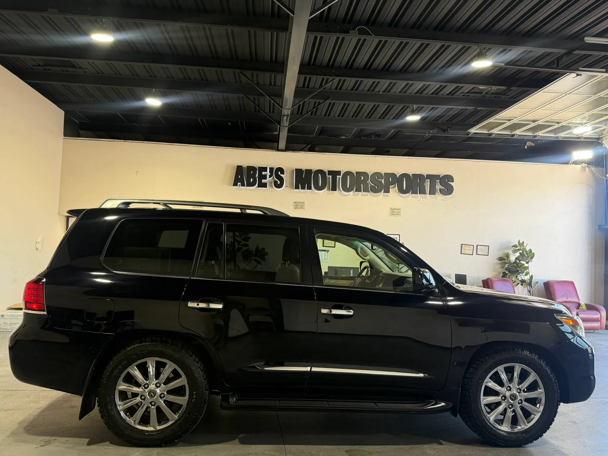 Used 2011 Lexus LX 570 4WD w/ Luxury Pkg image 4