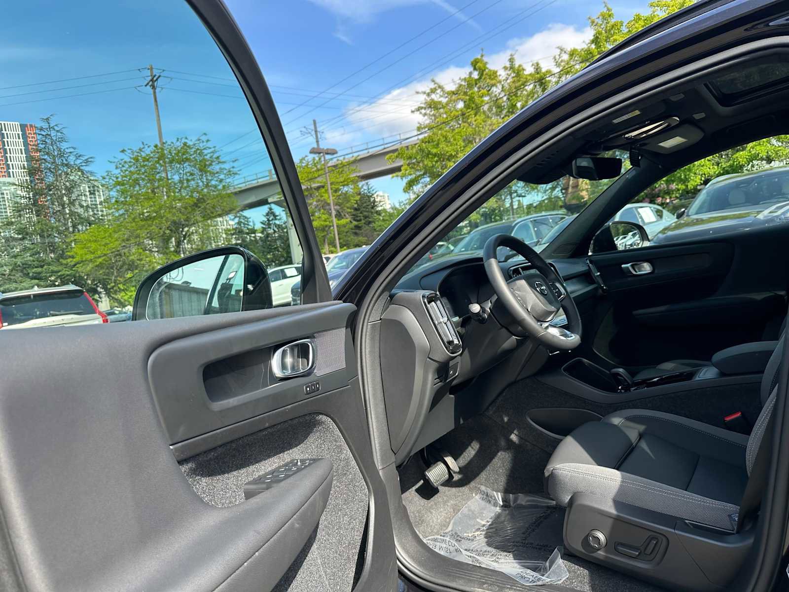 Used 2025 Volvo EX40 Plus w/ Climate Package RWD image 20