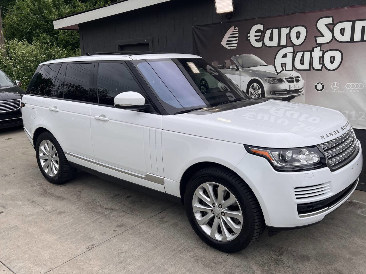 Used 2016 Land Rover Range Rover HSE image 12