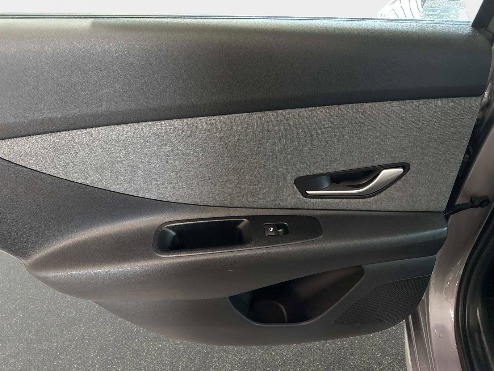 Used 2023 Hyundai Elantra Limited image 11