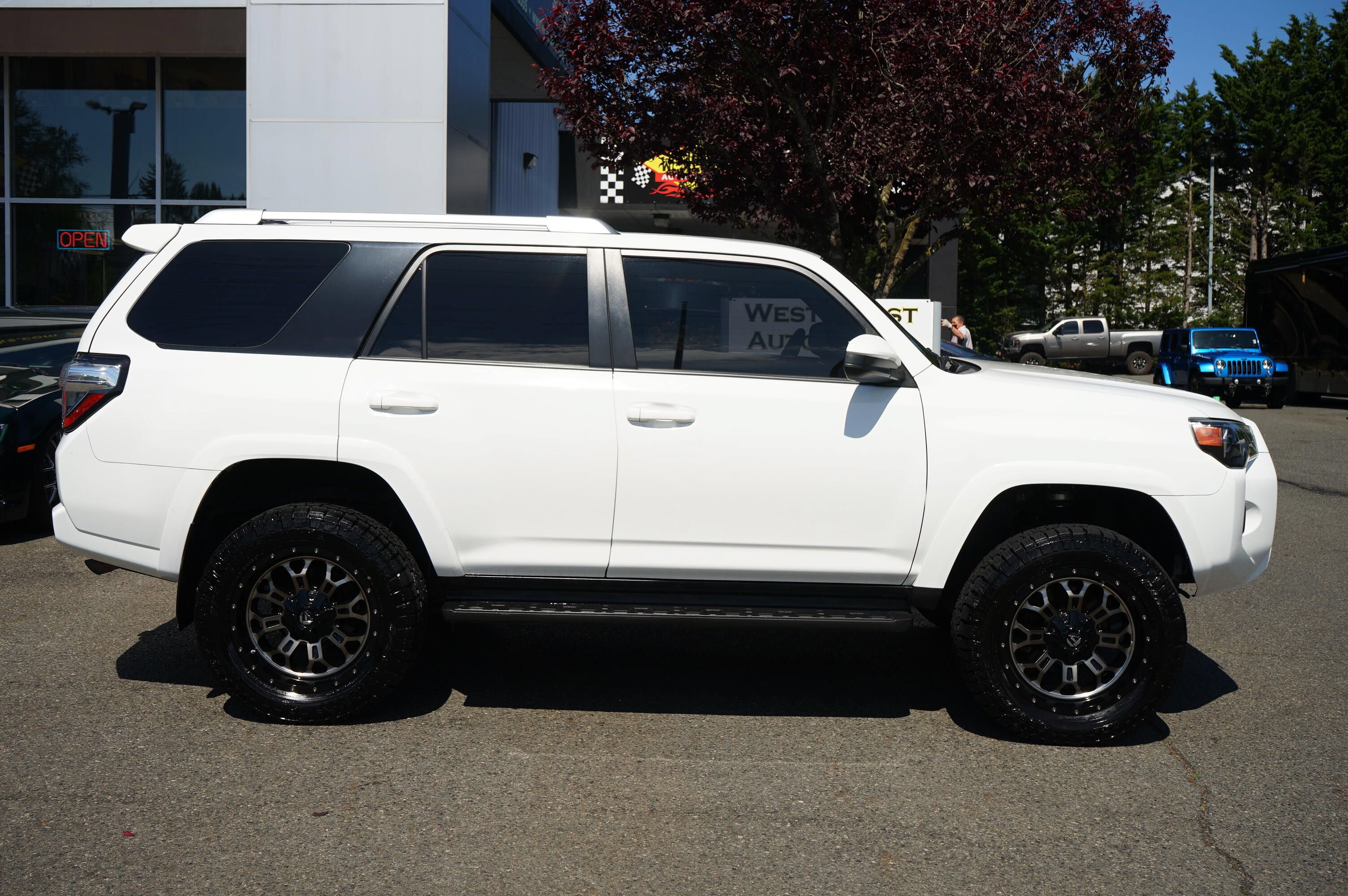 Used 2018 Toyota 4Runner SR5 AWD/4WD image 5