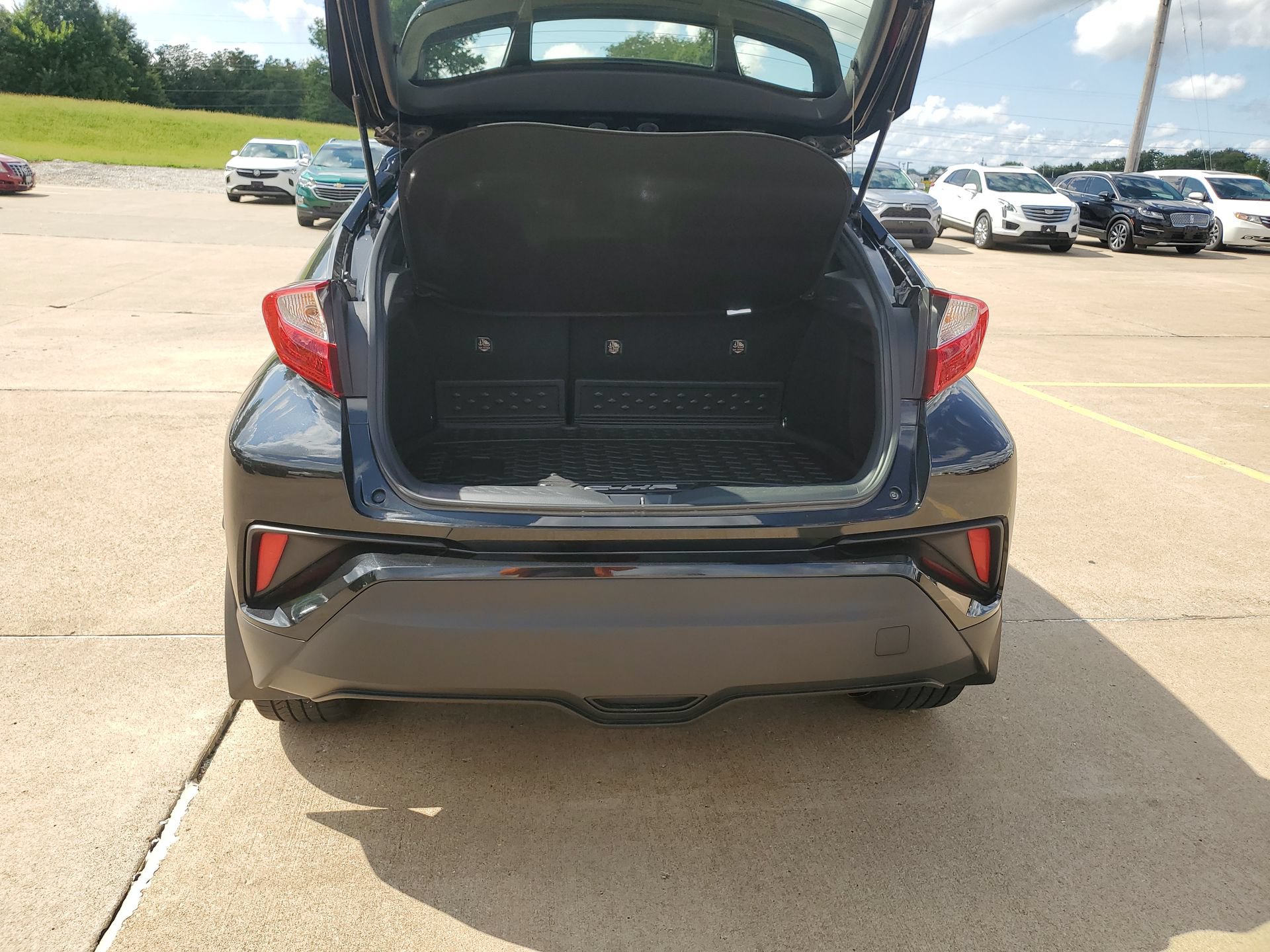 Used 2019 Toyota C-HR XLE FWD image 31