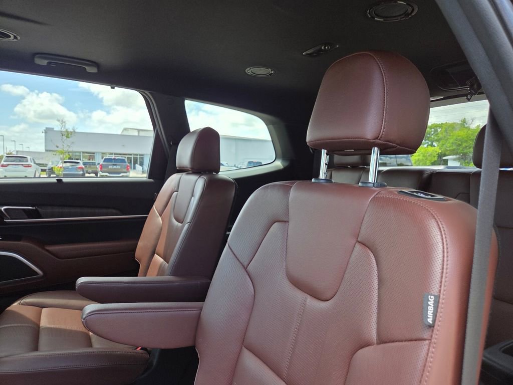 Used 2024 Kia Telluride EX w/ EX Captain's Chair Package FWD image 19