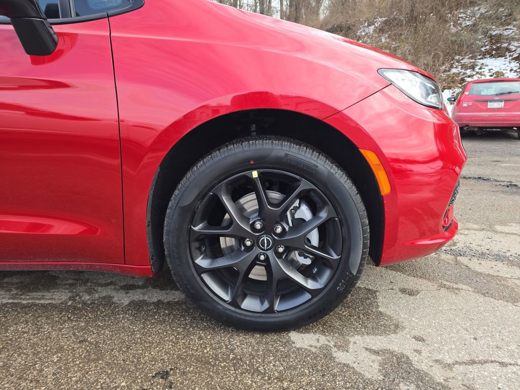 New 2026 Chrysler Pacifica Select w/ S Appearance Package image 2