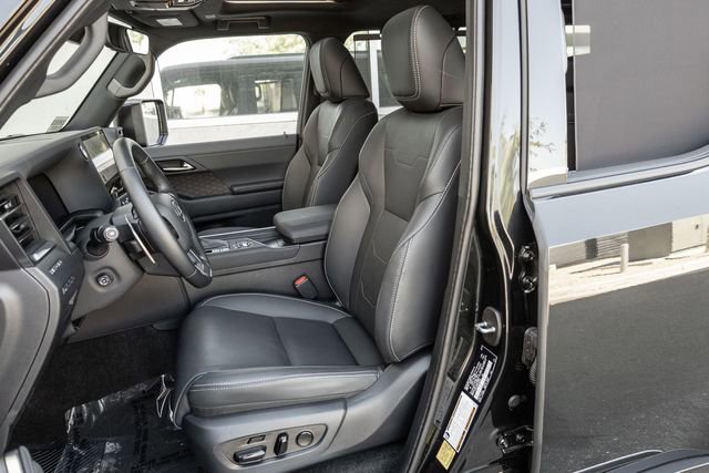 Used 2025 Lexus GX 550 w/ Accessory Package (2T) image 11