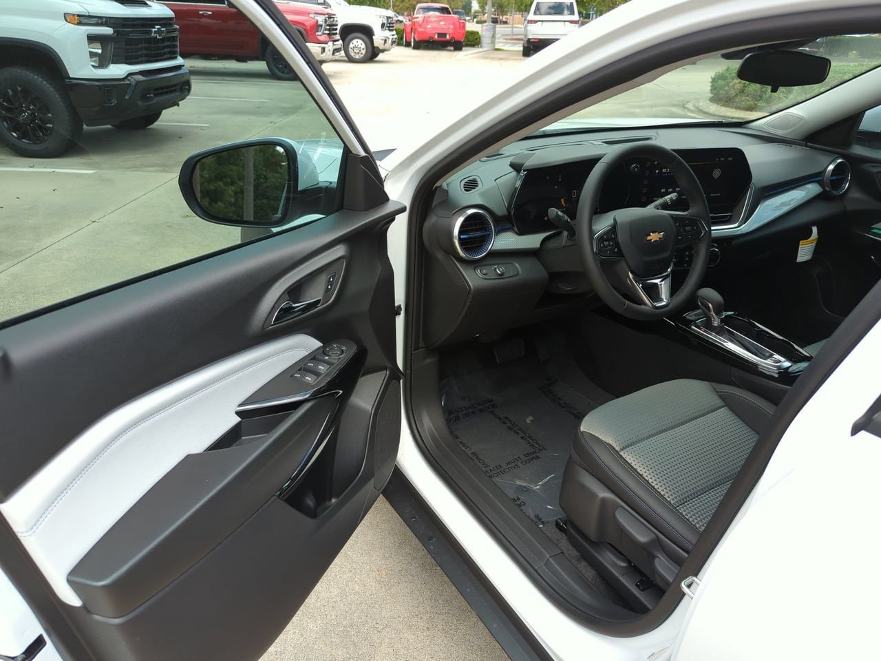 New 2026 Chevrolet Trax LT w/ LT Convenience Package FWD image 7