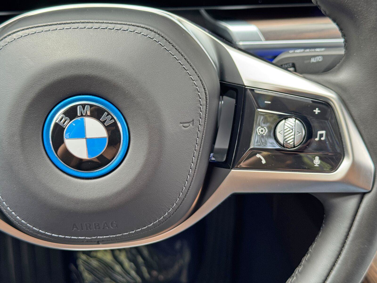 Used 2023 BMW i7 xDrive60 w/ Executive Package 2 AWD/4WD image 23