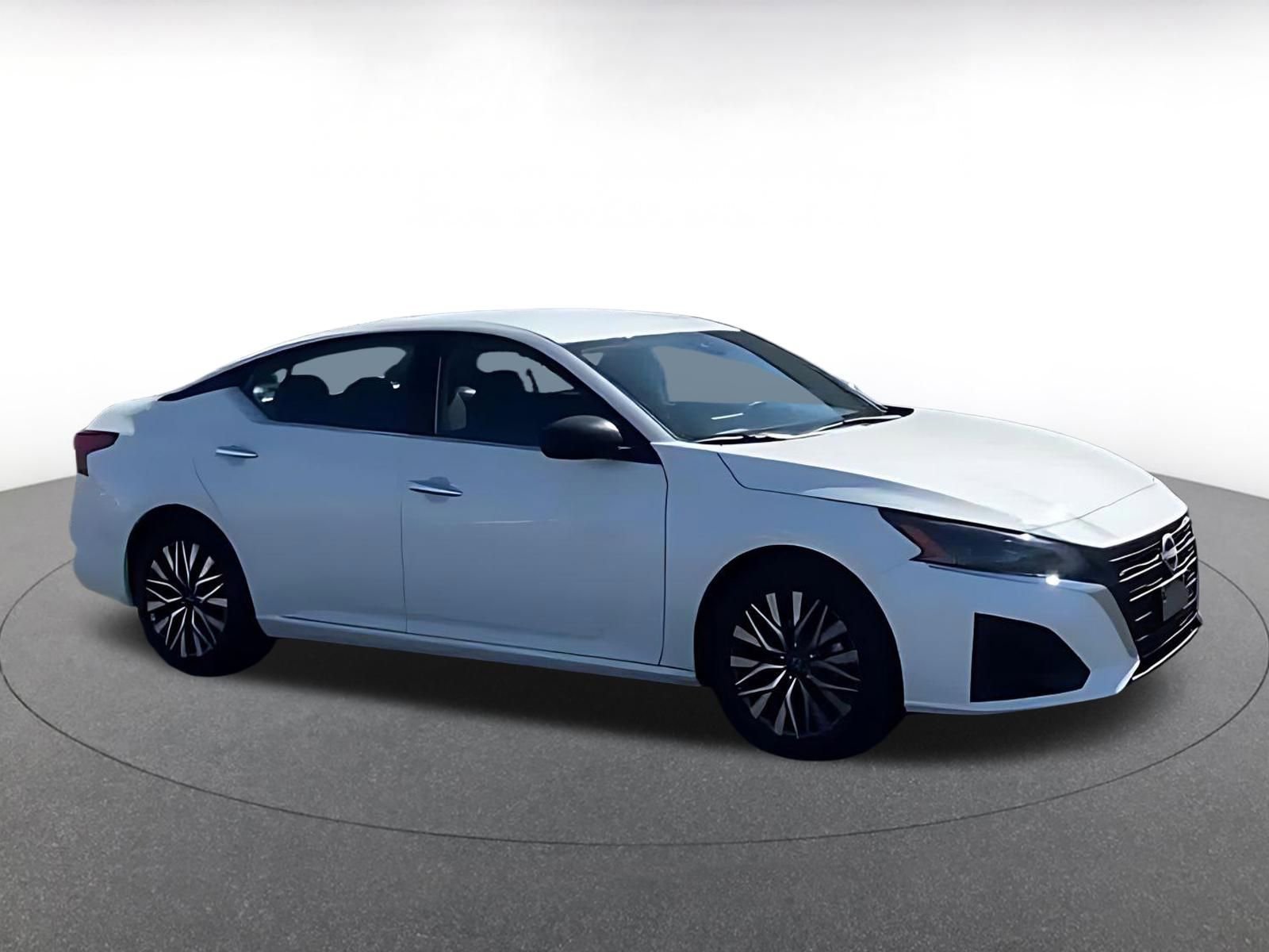 Used 2025 Nissan Altima 2.5 SV FWD image 11