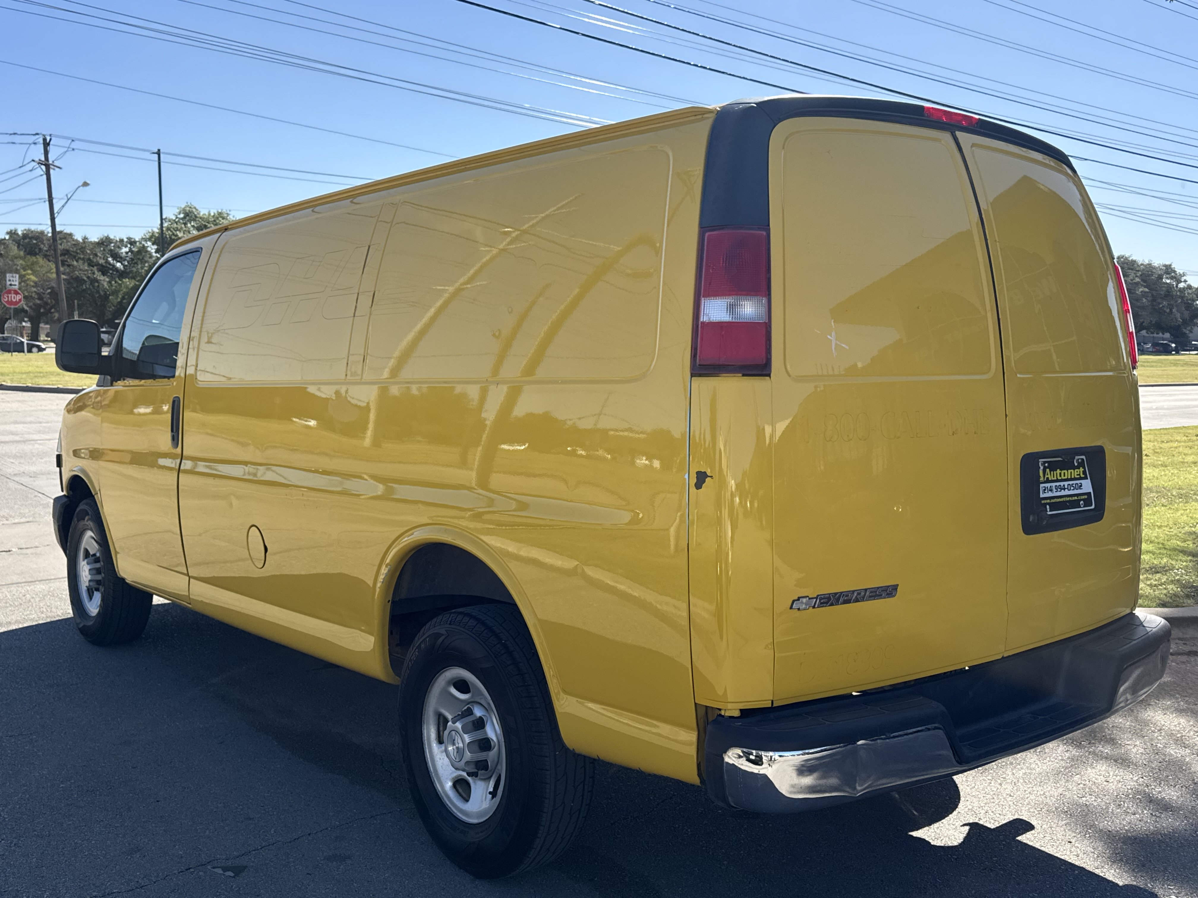 Used 2019 Chevrolet Express 2500 RWD image 2